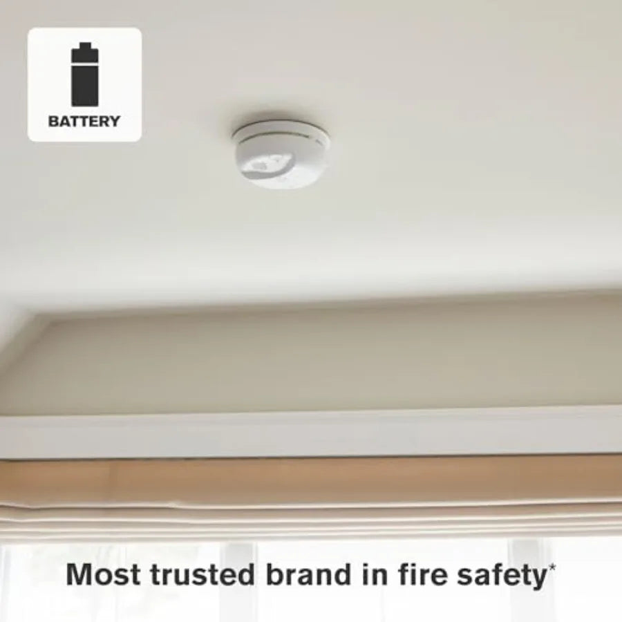 Home safety alarm for smoke and carbon monoxide detection, plastic housing in white, battery-powered with test and silence button
